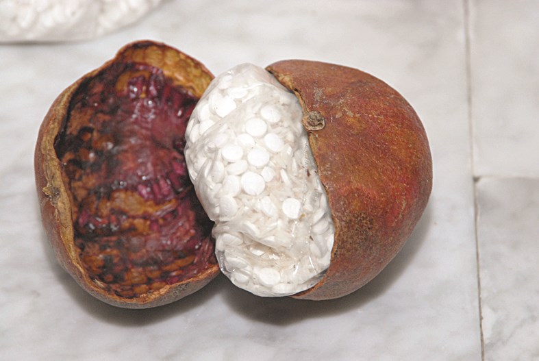 تهريب داخل ثمرة رمان