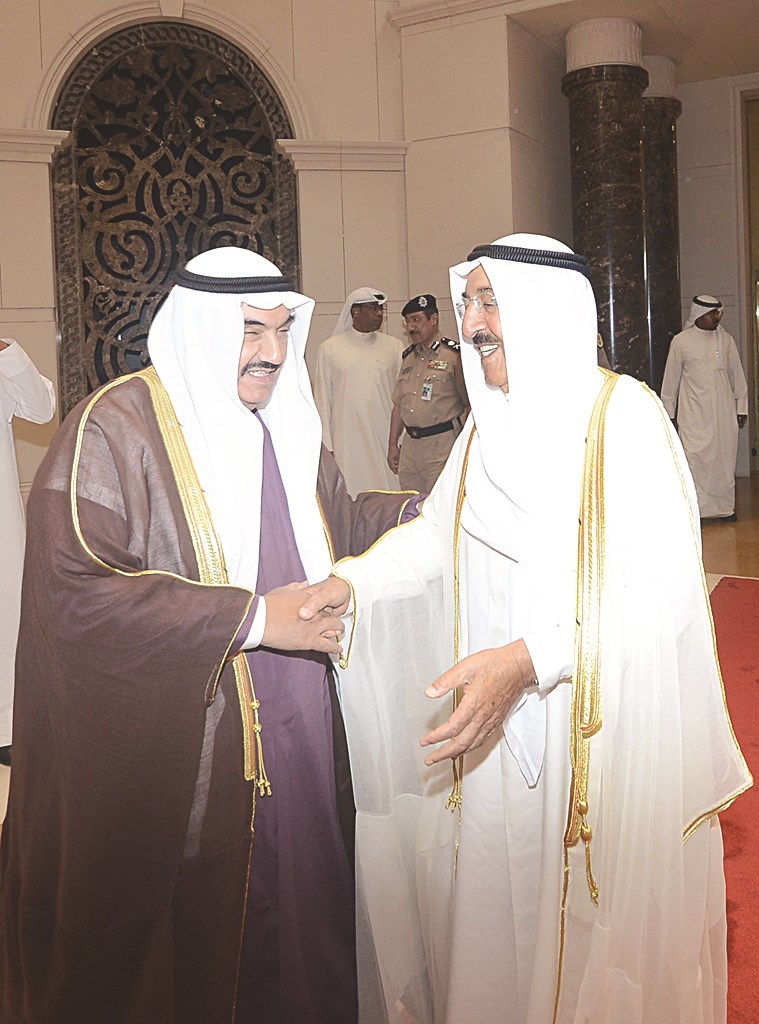 الامير وفي وداعه بأرض المطار سمو الشيخ ناصر المحمد