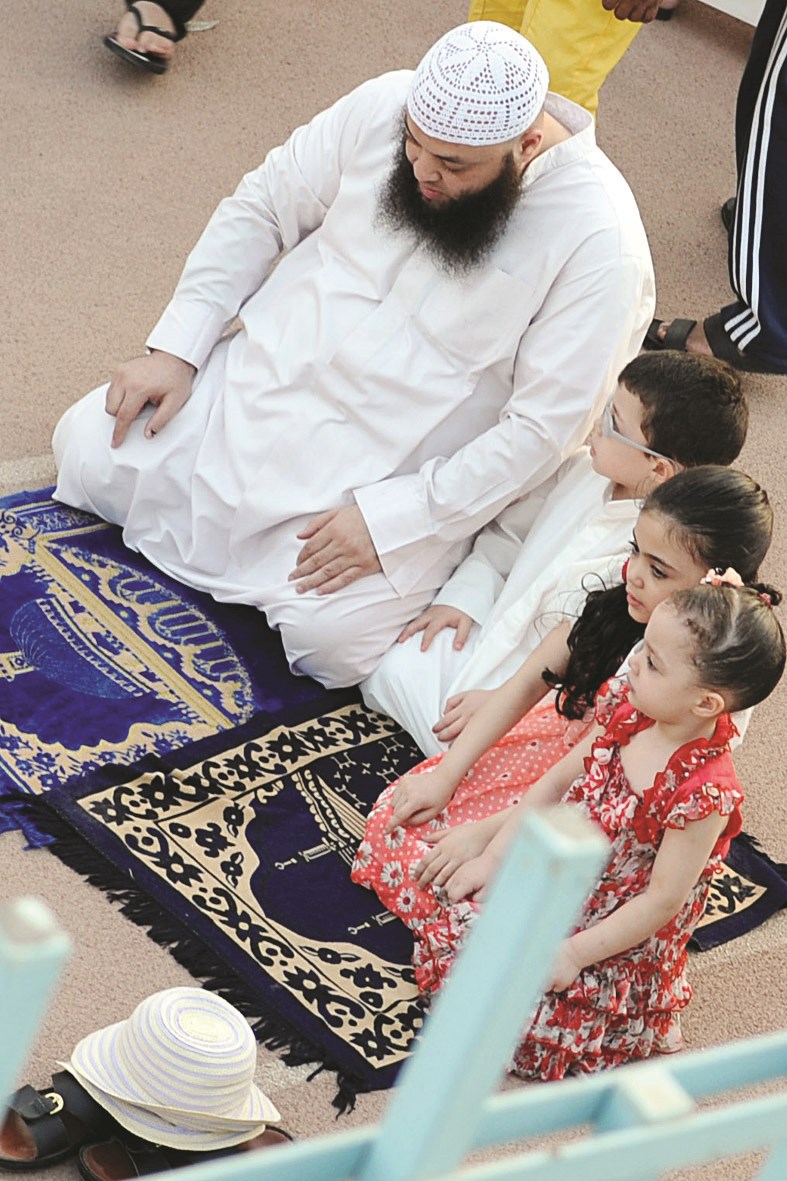 صلاة العيد مع الأبناء