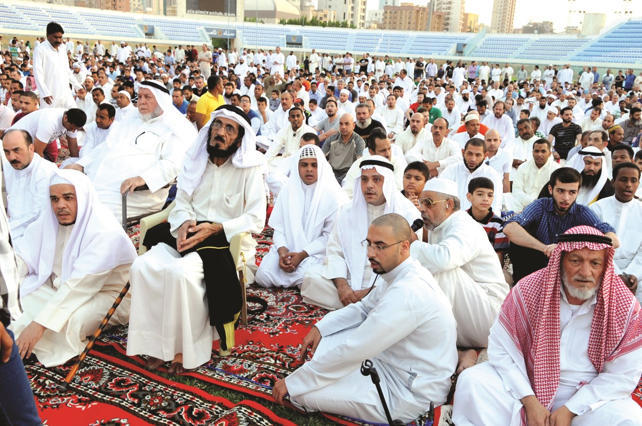 الاستماع الى خطبة «الأضحى» (تصوير كرم ذياب)