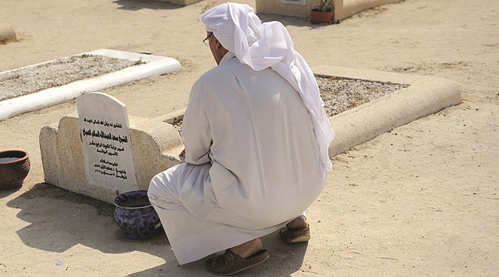 جاثياً على قبر الراحل