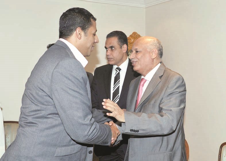 ... ومتلقياً التهنئة من الزميل علي العلاس (تصوير سعد هنداوي)