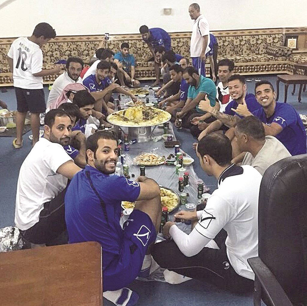يوسف كريم يتوسط اللاعبين على مائدة الافطار