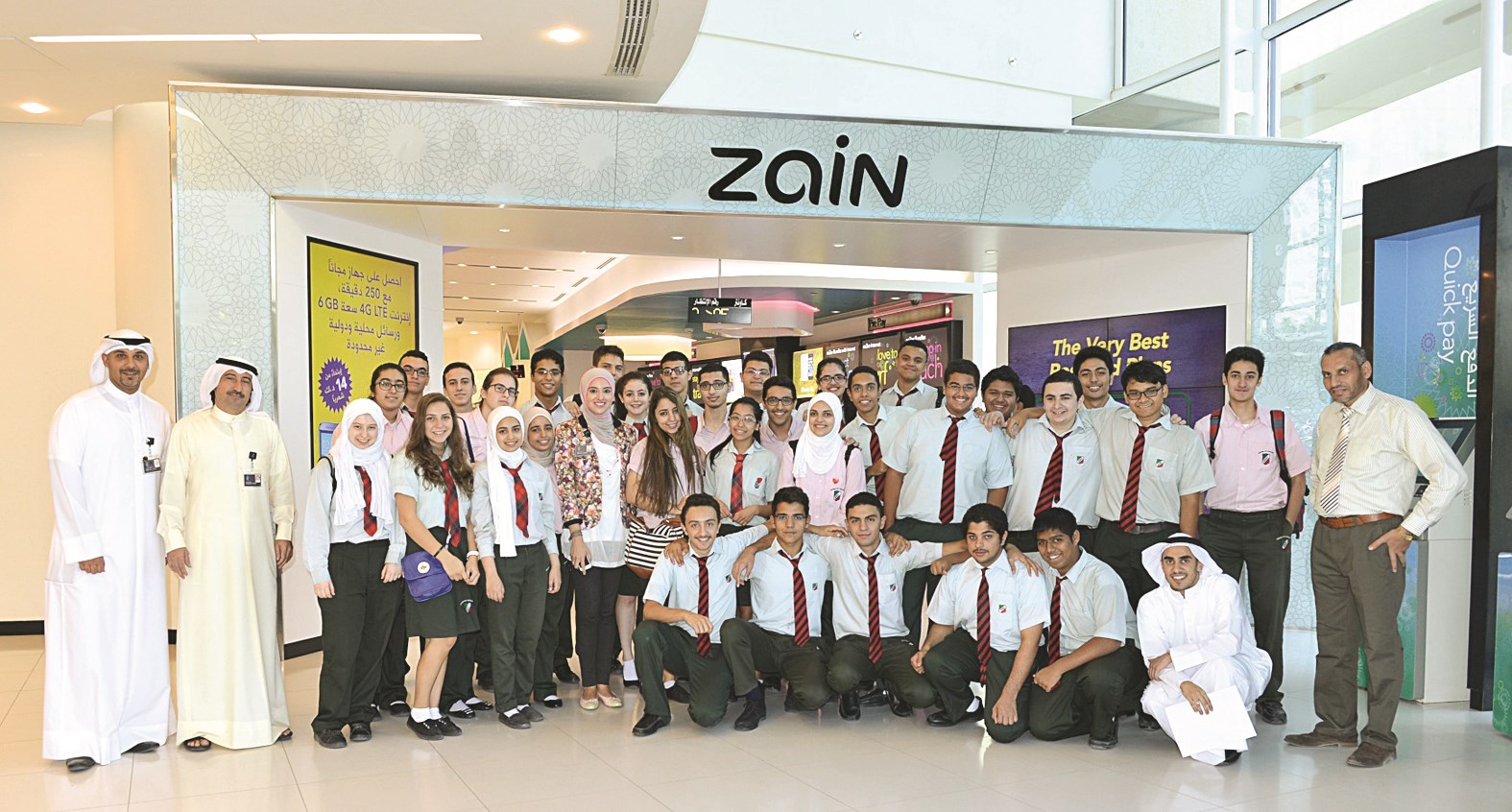 u0645u0648u0638u0641u0648 u0627u0644u0634u0631u0643u0629 u0645u0639 u0627u0644u0637u0644u0628u0629 u062eu0644u0627u0644 u0627u0644u0632u064au0627u0631u0629