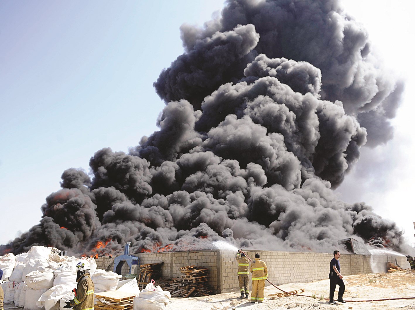 اندفاع الدخان بكثافة(تصوير نايف العقلة)