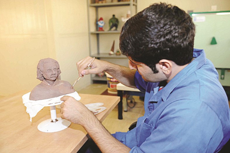 ... تشكيل الخزف (تصوير طارق عزالدين)