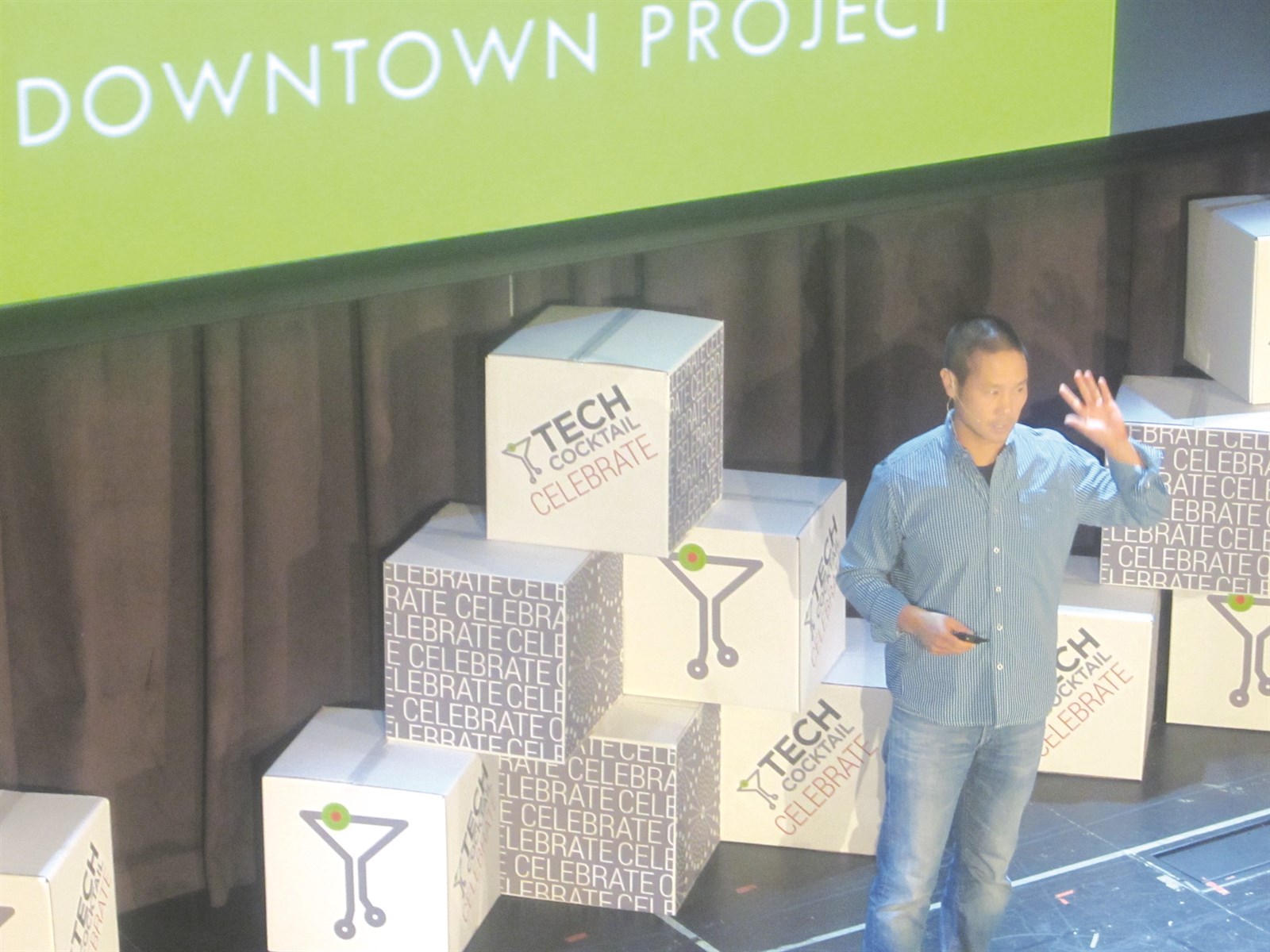 توني هيشه في إحدى المحاضرات