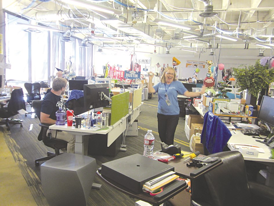 موظفو زابوس يمرحون ويلعبون