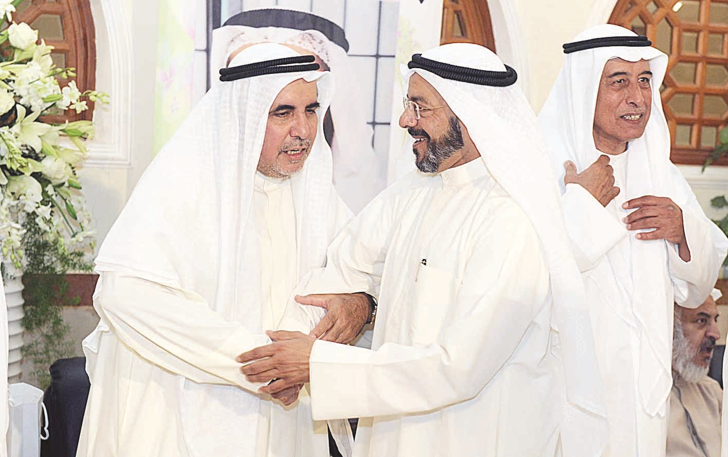 الصانع مصافحاً والد فوزي