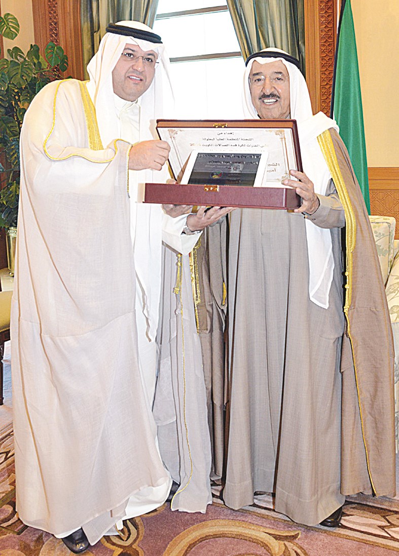 سموه يتلقى درعاً من طلال المحمد