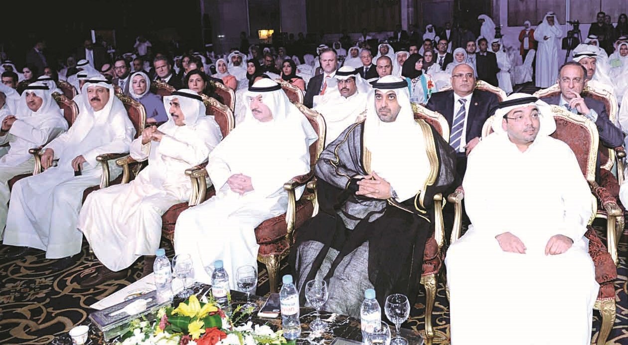 العبدالله وإلى جانبه السريع والمرزوق (تصوير جلال معوض)