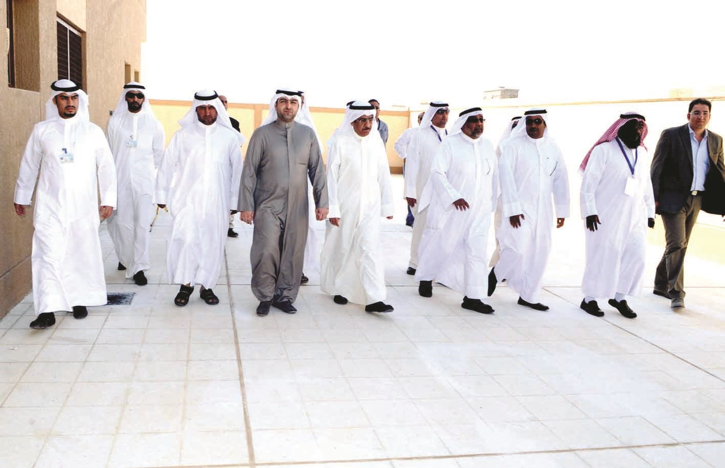 u0648u0632u064au0631 u0627u0644u0625u0633u0643u0627u0646 u0644u062fu0649 u062cu0648u0644u062au0647 u0641u064a u0645u062fu064au0646u0629 u0635u0628u0627u062d u0627u0644u0623u062du0645u062f        (u062au0635u0648u064au0631 u0643u0631u0645 u0630u064au0627u0628)