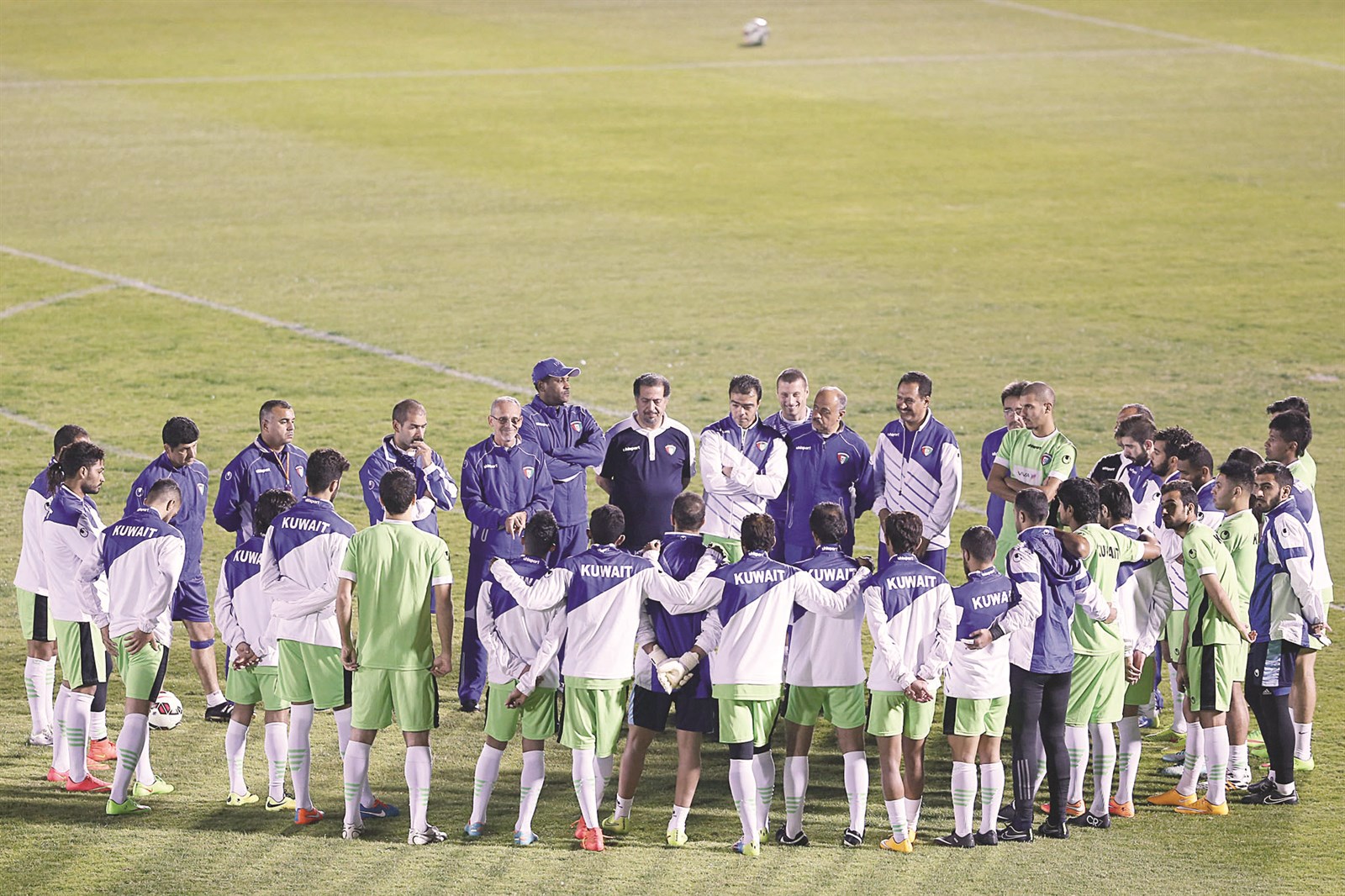 u0644u0627u0639u0628u0648 u00abu0627u0644u0623u0632u0631u0642u00bb u064au0633u062au0645u0639u0648u0646 u0625u0644u0649 u062au0639u0644u064au0645u0627u062a u0627u0644u0645u062fu0631u0628