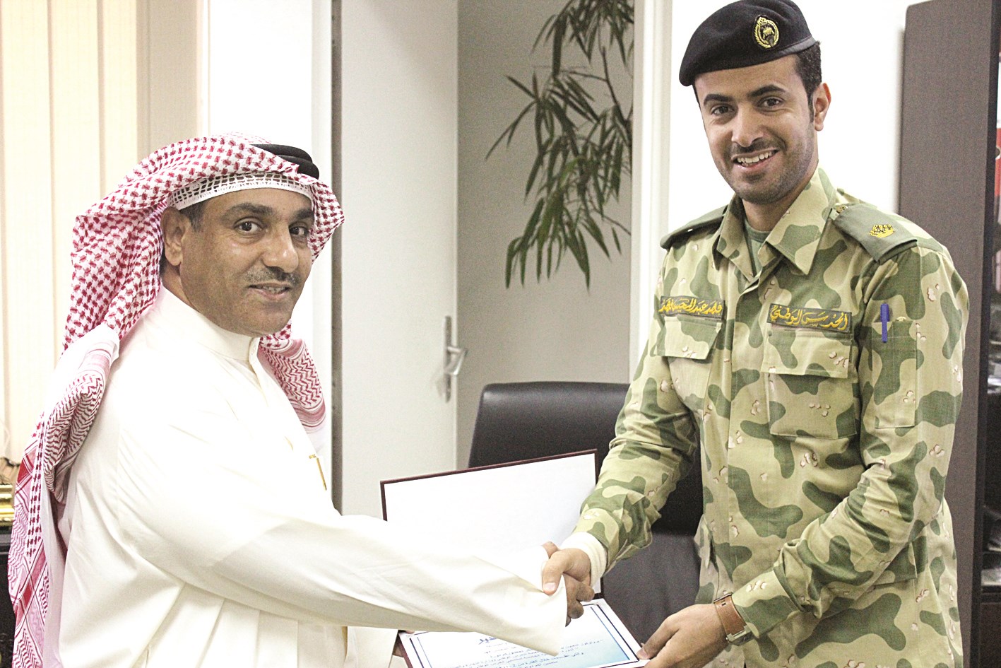 العنزي يسلّم أحد المشاركين شهادته