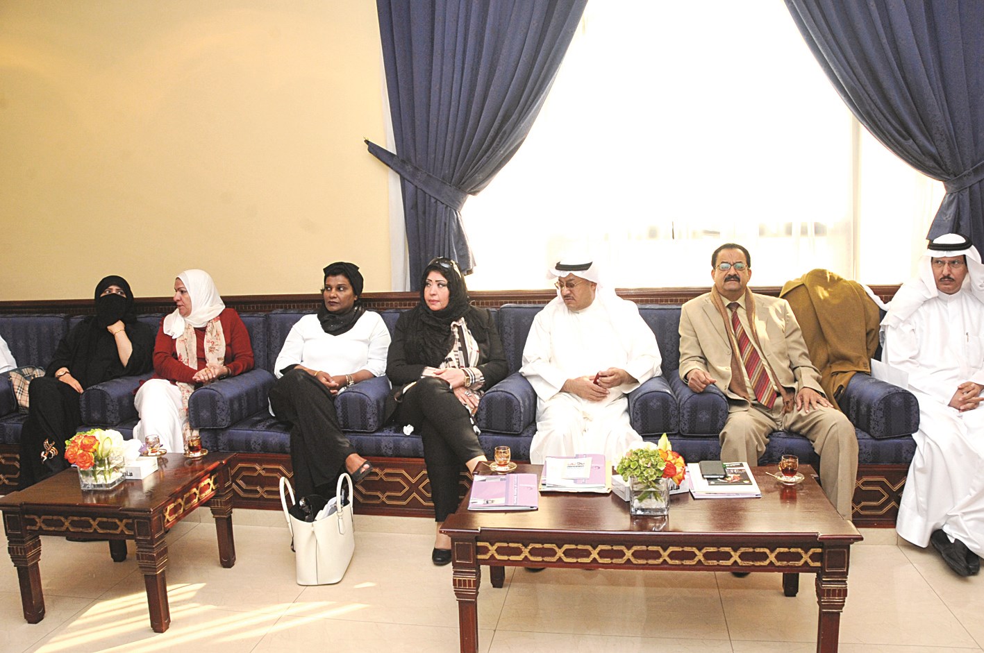 مواطنون يتابعون حديث الوزير الإبراهيم  (تصوير جلال معوض )