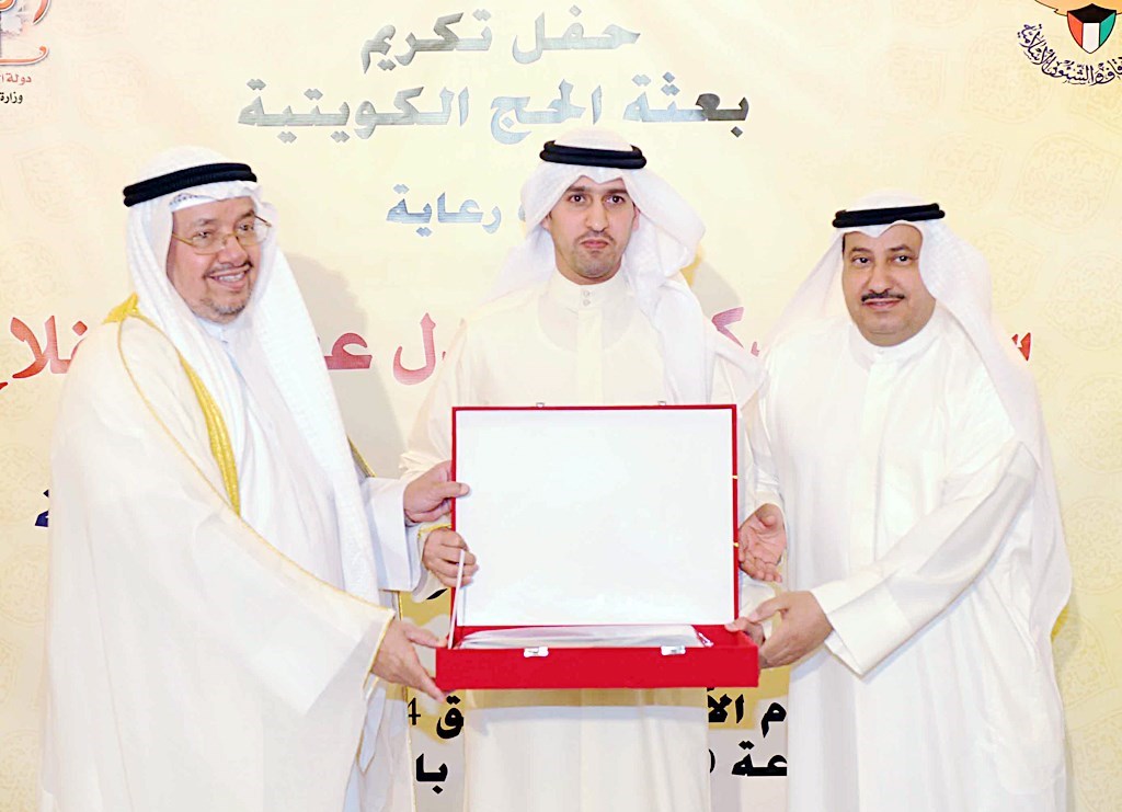 الوكيل يكرّم أحد أفراد البعثة