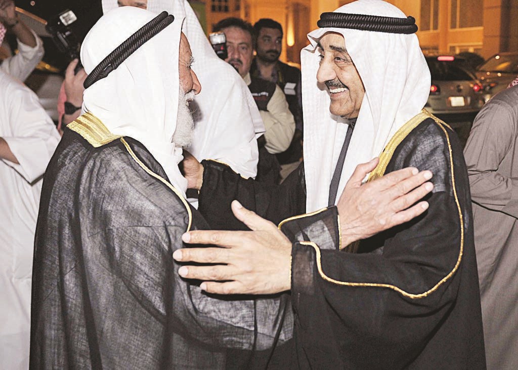 الخرافي مهنّئاً الرومي (تصوير سعد هنداوي)