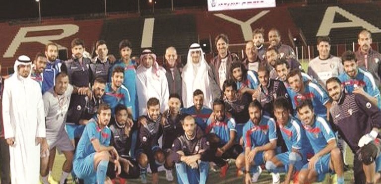 السفير ثامر الجابر يتوسط اللاعبين