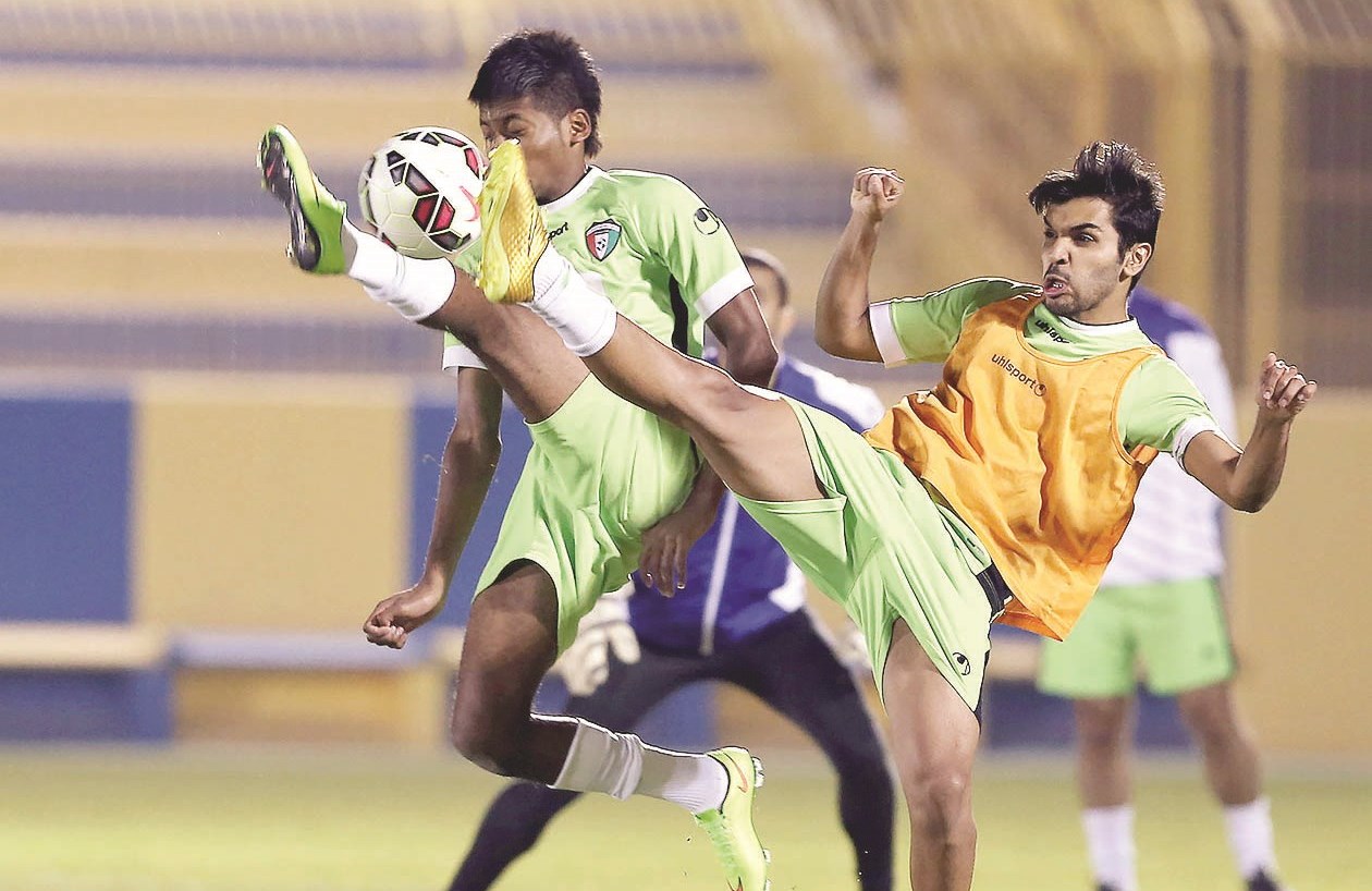 صراع قوي للاستحواذ على الكرة خلال التدريب   (الأزرق دوت كوم)