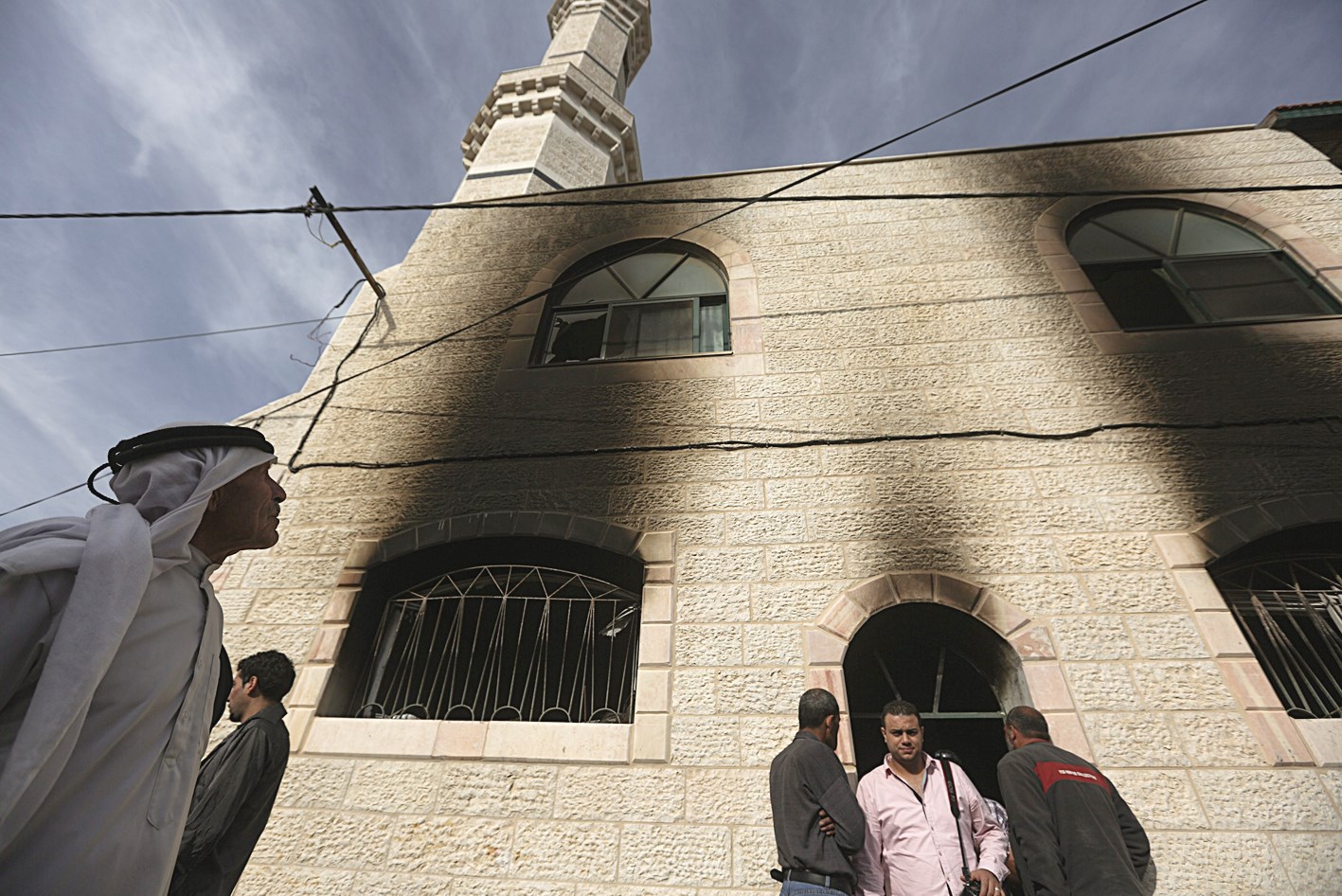 u0641u0644u0633u0637u064au0646u064au0648u0646 u064au0639u0627u064au0646u0648u0646 u0627u0644u0623u0636u0631u0627u0631 u0627u0644u062au064a u0644u062du0642u062a u0628u0627u0644u0645u0633u062cu062f u0641u064a u0642u0631u064au0629 u0627u0644u0645u063au064au0631 (u062f u0628 u0627)