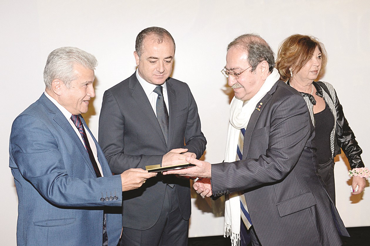 لحام مكرّماً