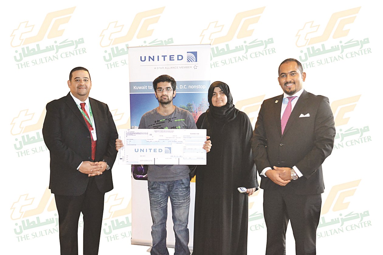 الفائزة لحظة تسلّم الجائزة