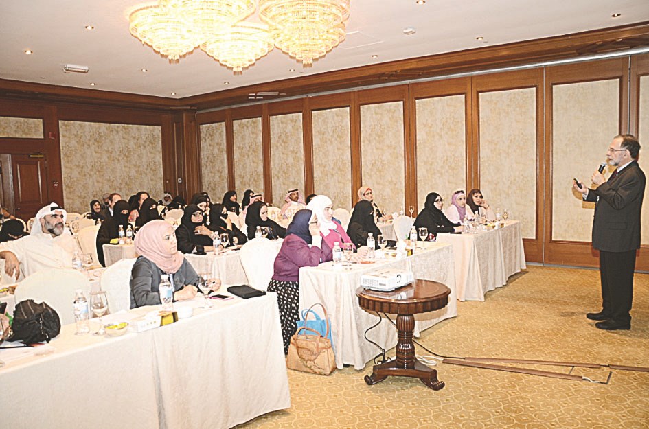 أحد المحاضرين خلال الجلسة الثانية