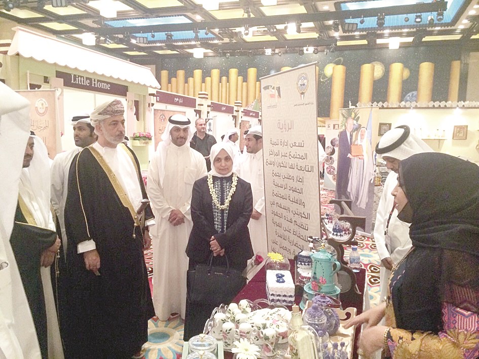 الصبيح خلال زيارتها جناح الكويت