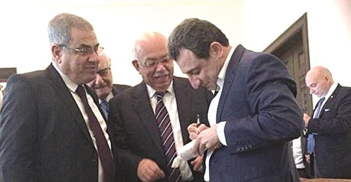 u0623u0628u0648 u0641u0627u0639u0648u0631 u064au0648u0642u0651u0639 u0639u0644u0649 u0633u0646u062fu0648u064au0634u0627u062a u0627u0644u0648u0632u0631u0627u0621