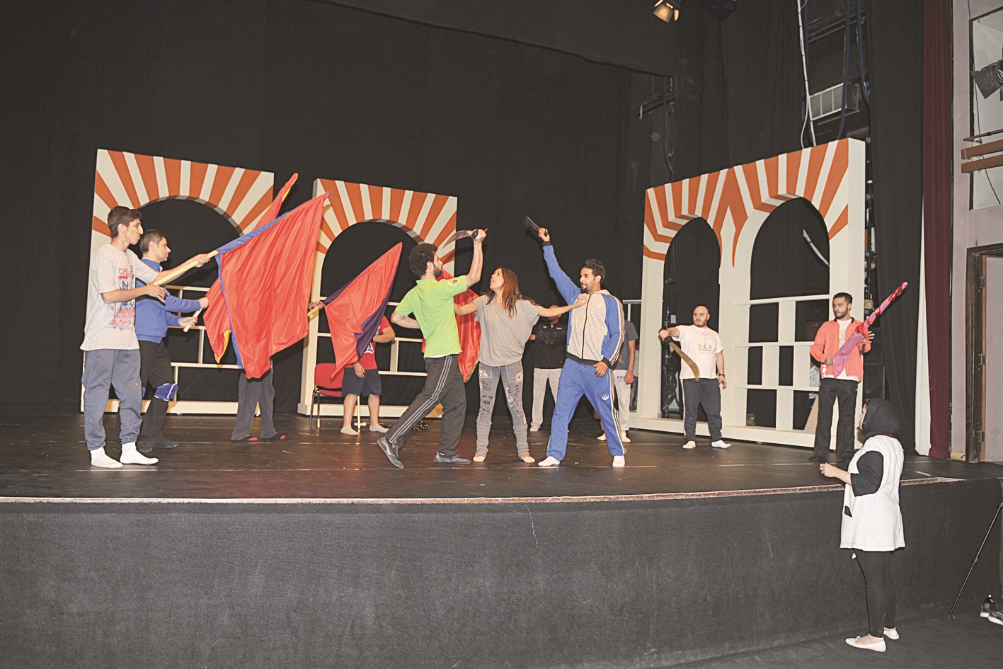 المخرجة شيرين تعطي توجيهاتها للممثلين