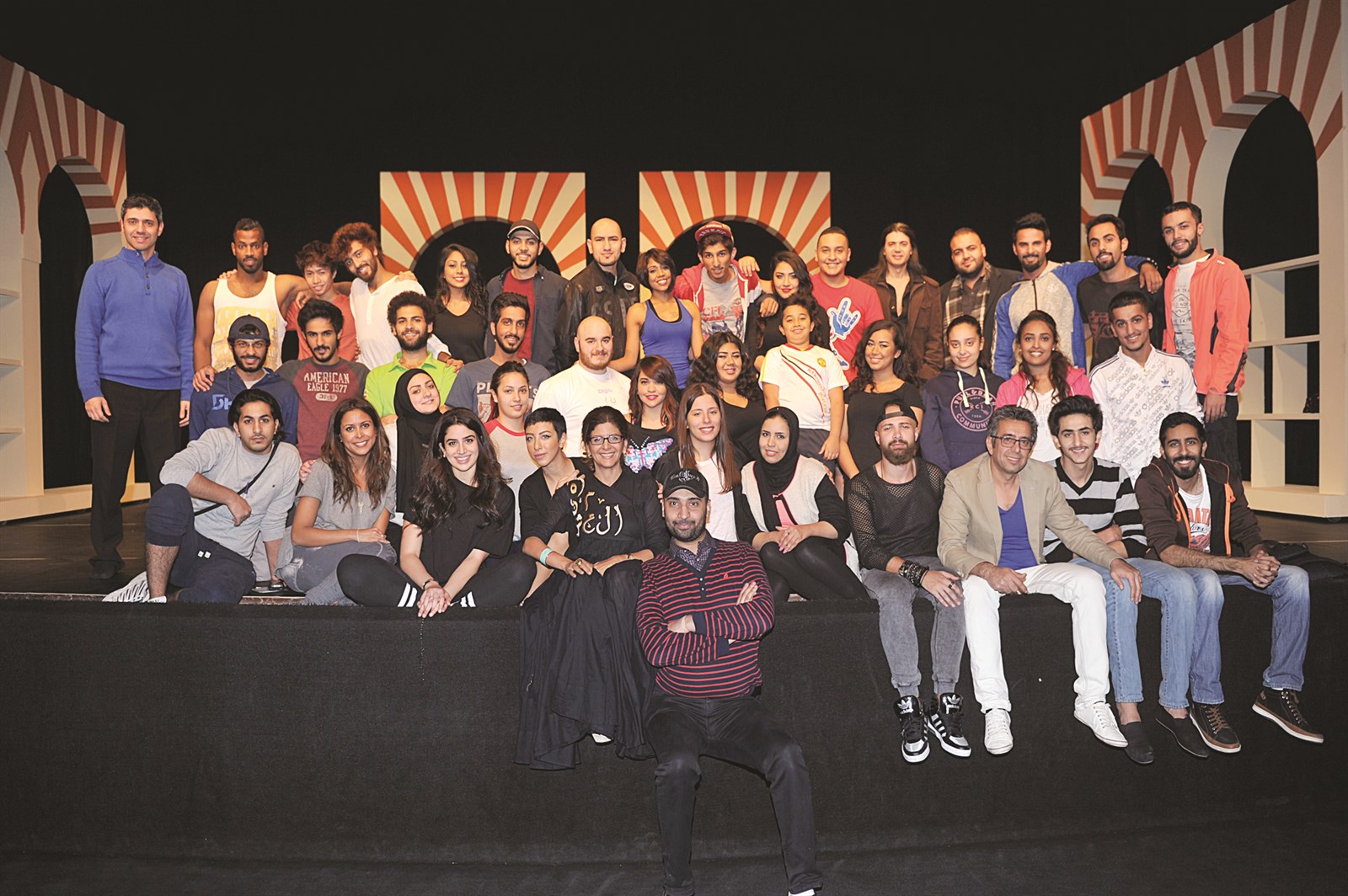صورة جماعية لفريق المسرحية (تصوير نور هنداوي)