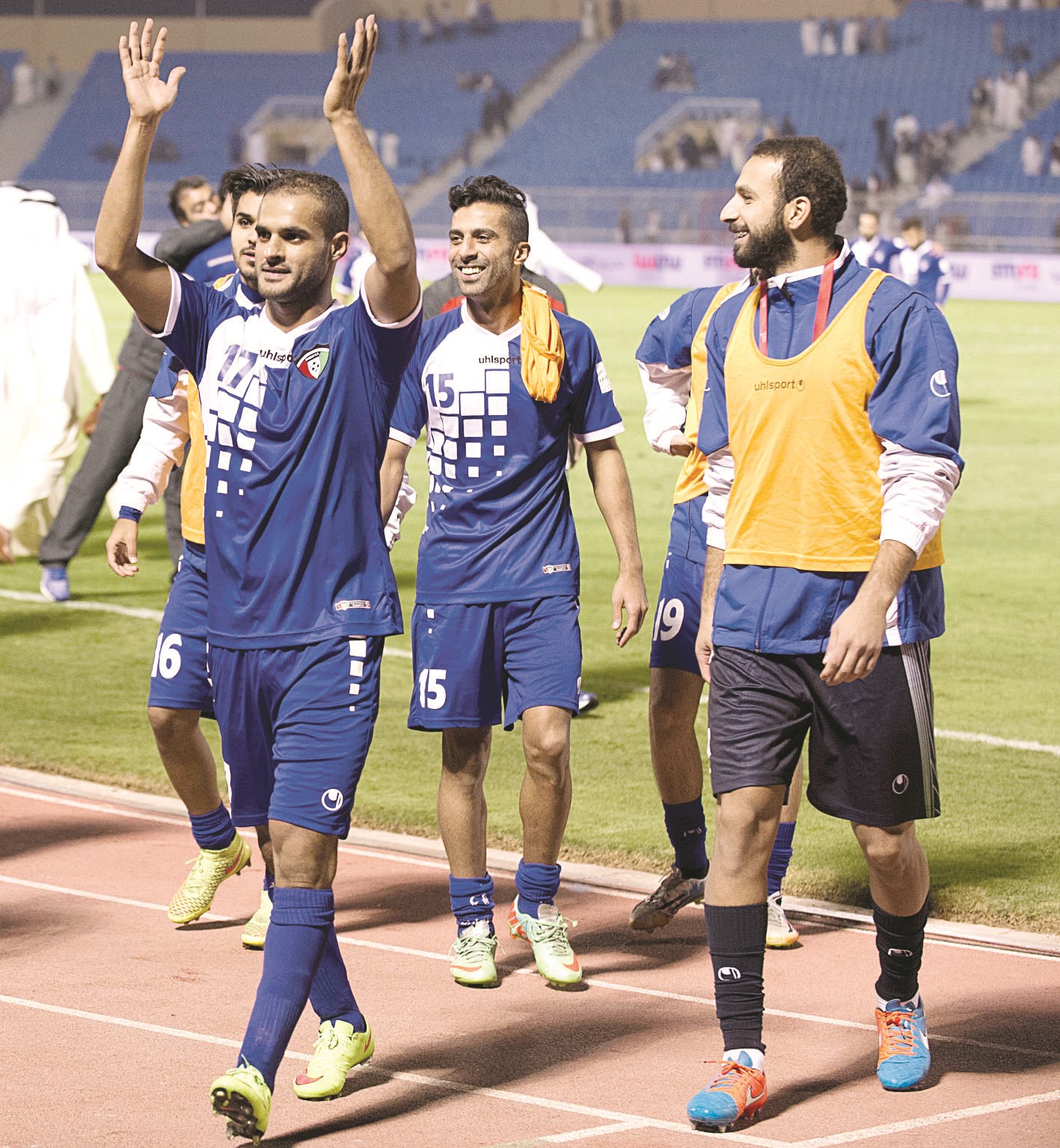 لاعبو «الأزرق» يحيّون الجماهير بعد الفوز