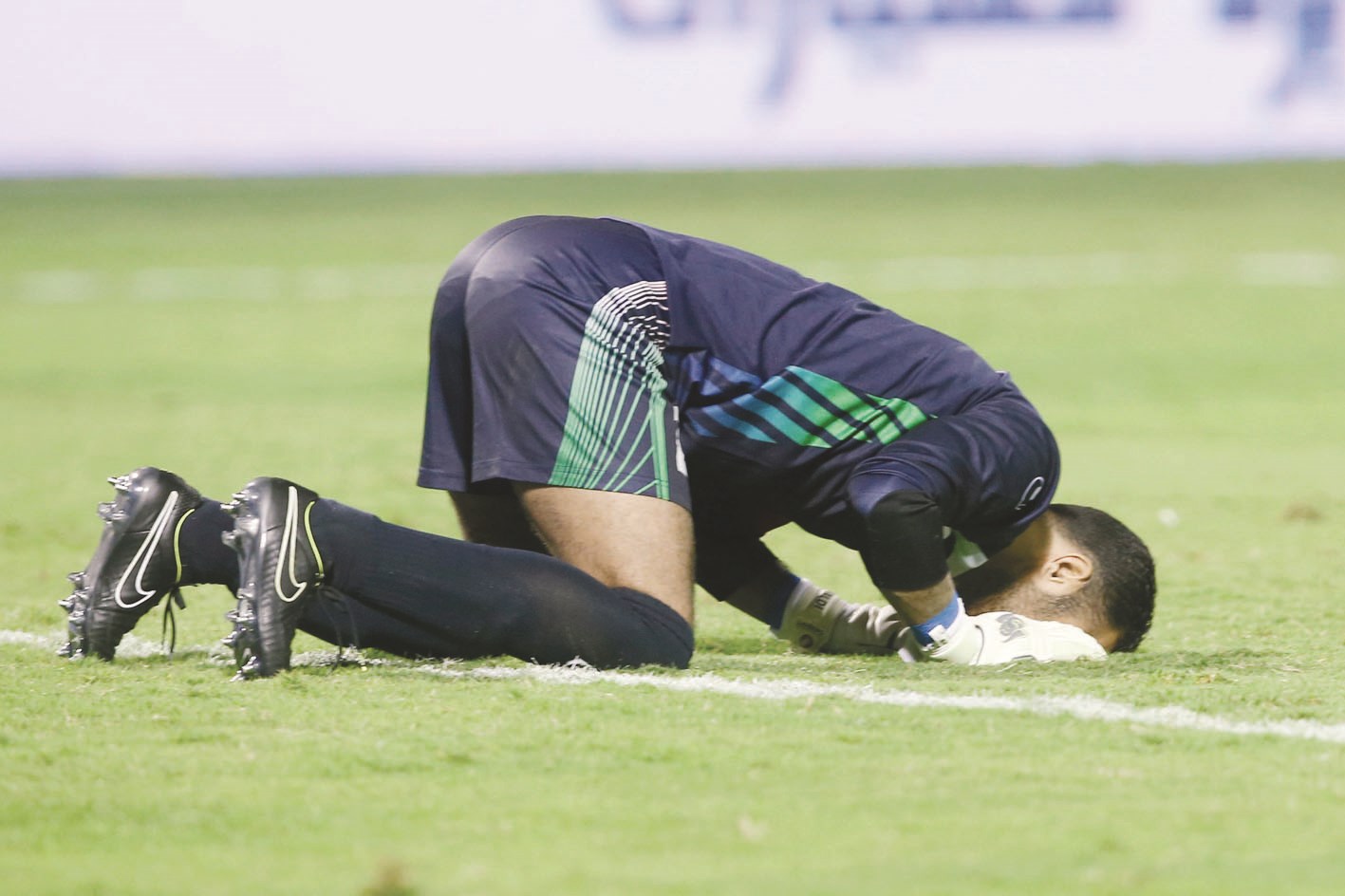 نواف الخالدي يسجد شاكرا لله بعد الهدف  ( الأزرق دوت كوم )