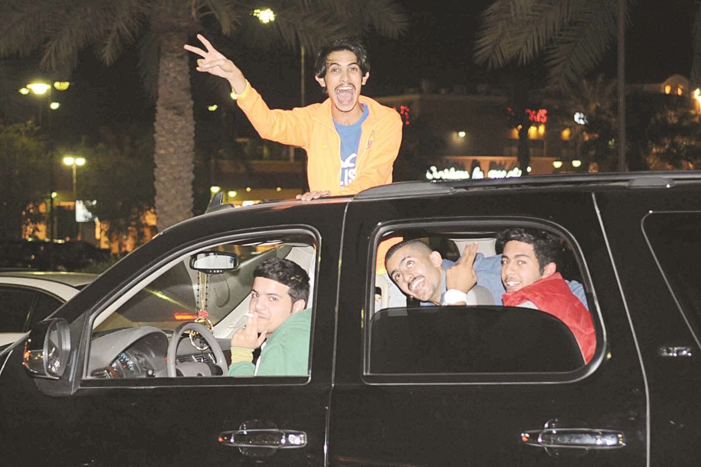 مسيرة بالسيارات عند الجزيرة الخضراء على شارع الخليج العربي