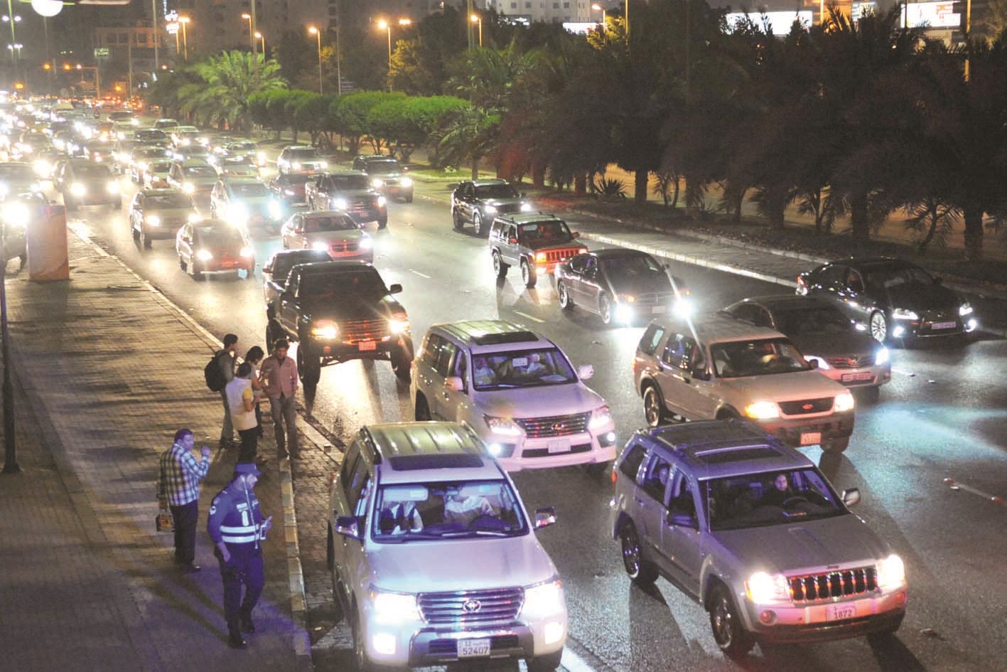 مجموعة من السيارات تطوف شوارع الكويت  ( تصوير كرم ذياب )