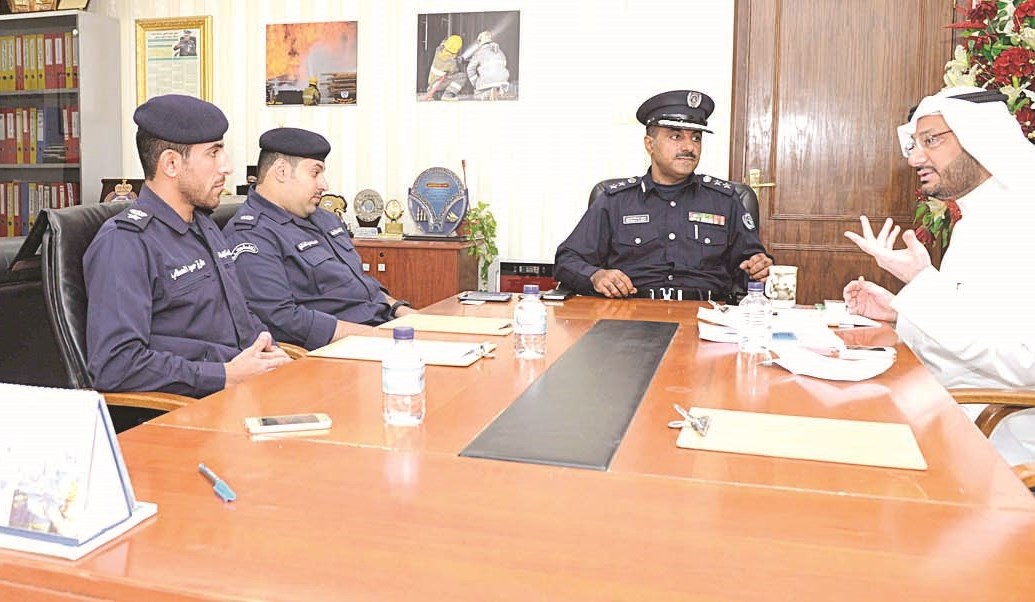 مسؤولو مراكز إطفاء الجهراء يتحدثون للزميل ناصر الفرحان ( تصوير نايف العقلة)