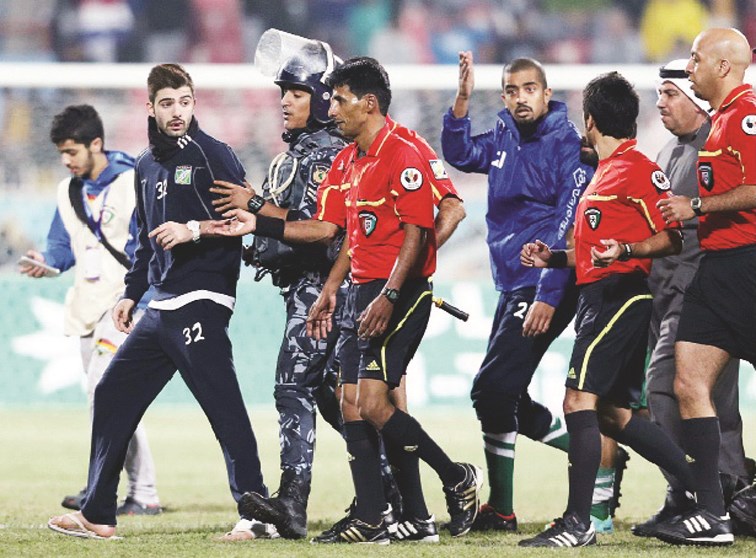 الحكم مبارك شعيب محاطاً برجال الأمن