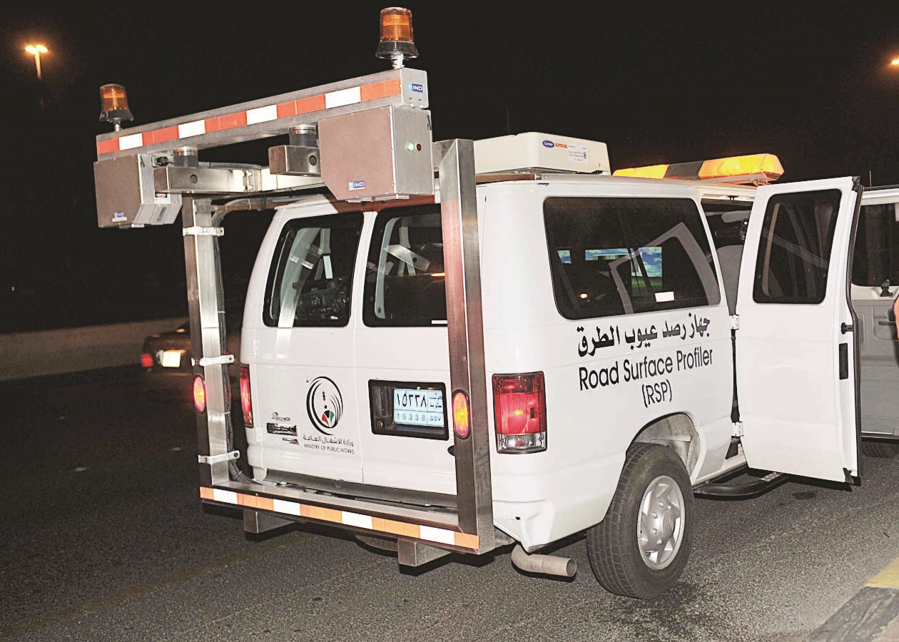 سيارة رصد عيوب الطرق