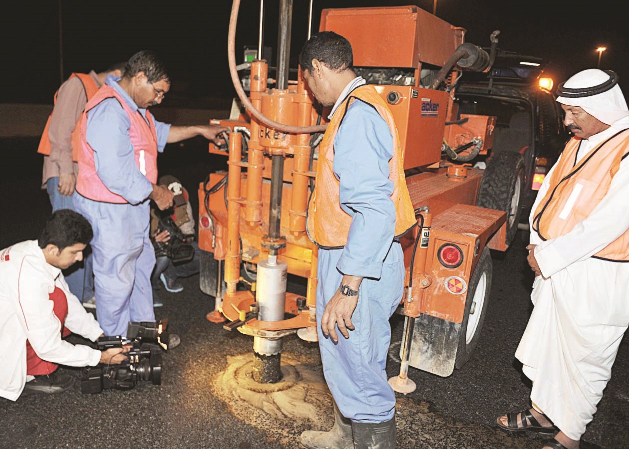 جانب من عملية الفحص (تصوير سعد هنداوي)