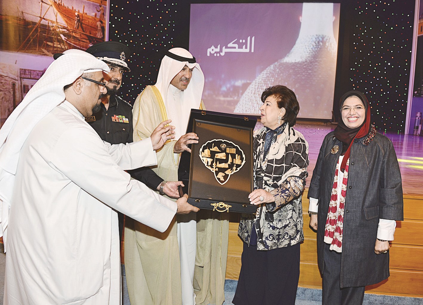 المحافظ يهدي درعاً تذكارية لماما أنيسة