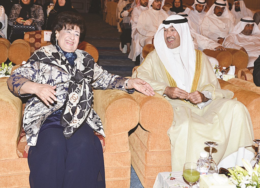 الخالد وماما أنيسة خلال متابعة فقرات الاحتفال