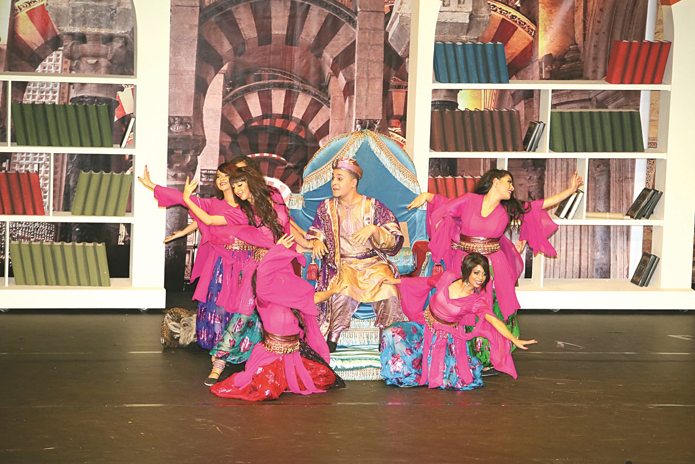 «الأمير هشام» بعدما تمّ تهميشه متوسطاً «الجواري»