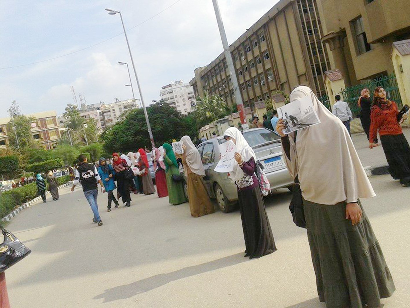 u0648u0642u0641u0629 u0644u0637u0627u0644u0628u0627u062a u00abu0627u0644u0623u0632u0647u0631u00bb u0644u0644u0645u0637u0627u0644u0628u0629 u0628u0627u0644u0625u0641u0631u0627u062c u0639u0646 u0627u0644u0645u0648u0642u0648u0641u0627u062a (u062eu0627u0635 - u00abu0627u0644u0631u0627u064au00bb)