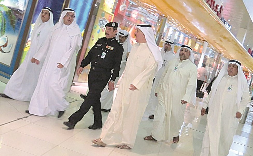 الكندري خلال جولة تفقدية في المطار