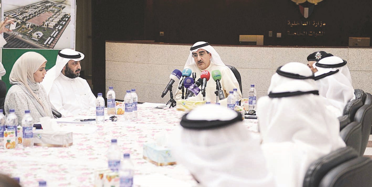 u0627u0644u0648u0632u064au0631 u0645u062cu062au0645u0639u0627u064b u0645u0639 u0627u0644u0642u0627u0626u0645u064au0646 u0639u0644u0649 u0627u0644u0645u0634u0631u0648u0639 u0628u0639u062f u0627u0646u062au0647u0627u0621 u0627u0644u062cu0648u0644u0629