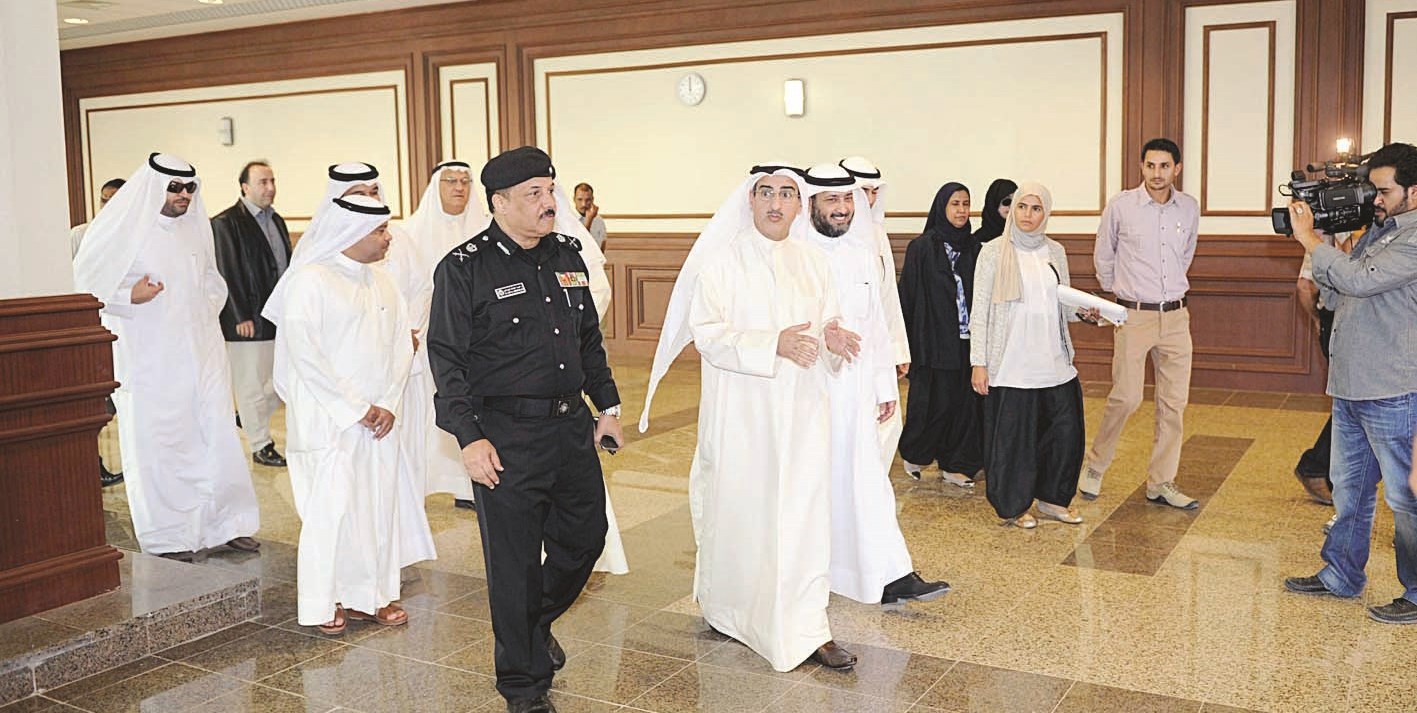 الإبراهيم يطّلع على سير العمل في مبنى القوات الخاصة     (تصوير نايف العقلة)