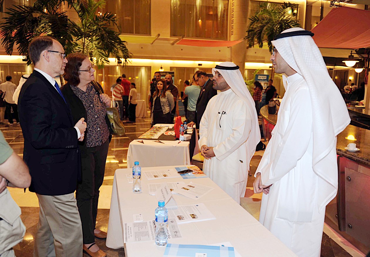 سيليمان خلال جولة في المعرض (تصوير طارق عزالدين)