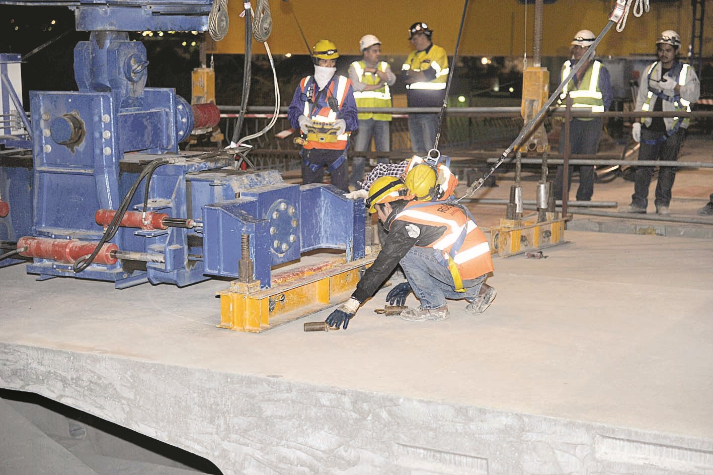 تركيب المعدات الثقيلة (تصوير نور هنداوي)