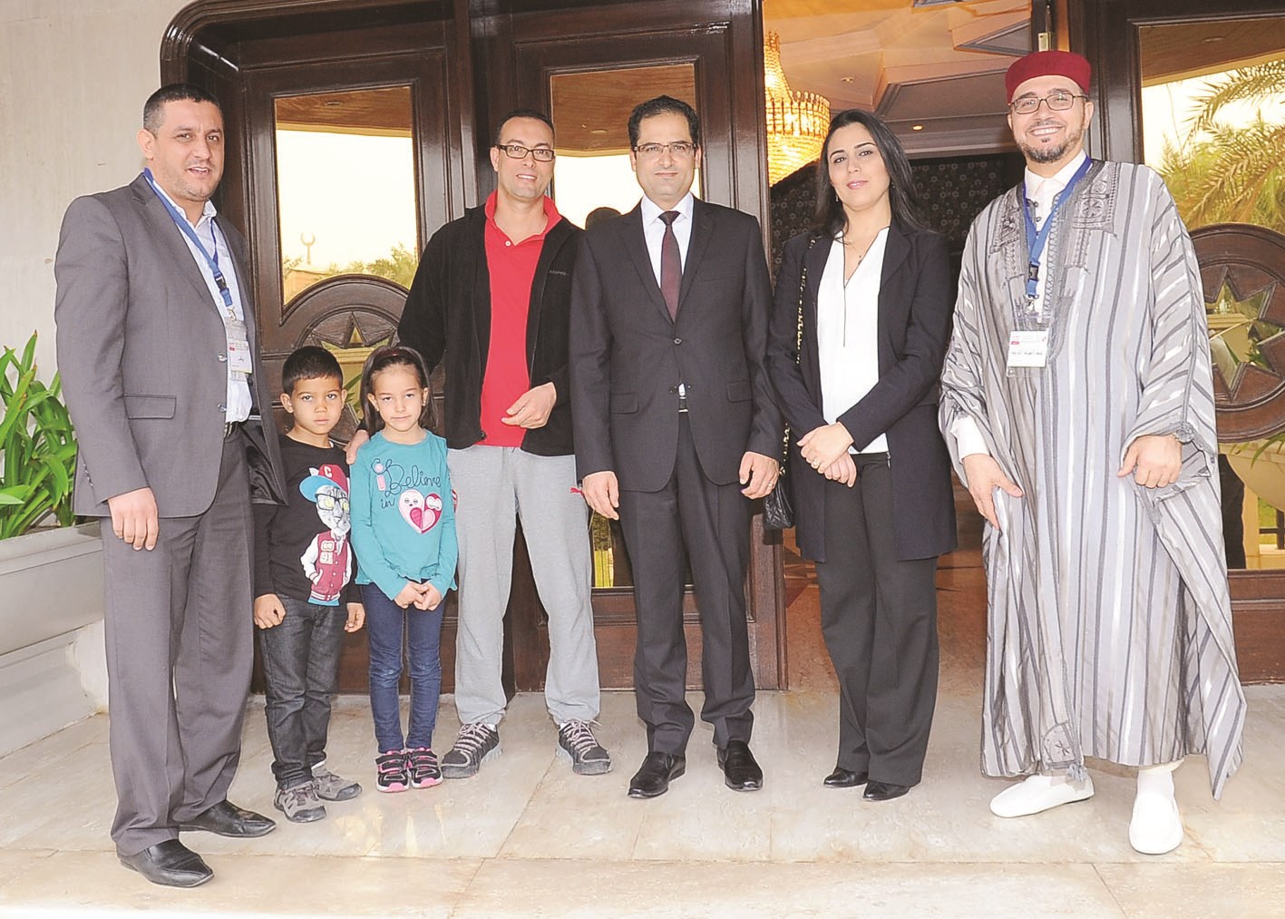 السفير وحرمه ورئيس الجالية مع مقترعين