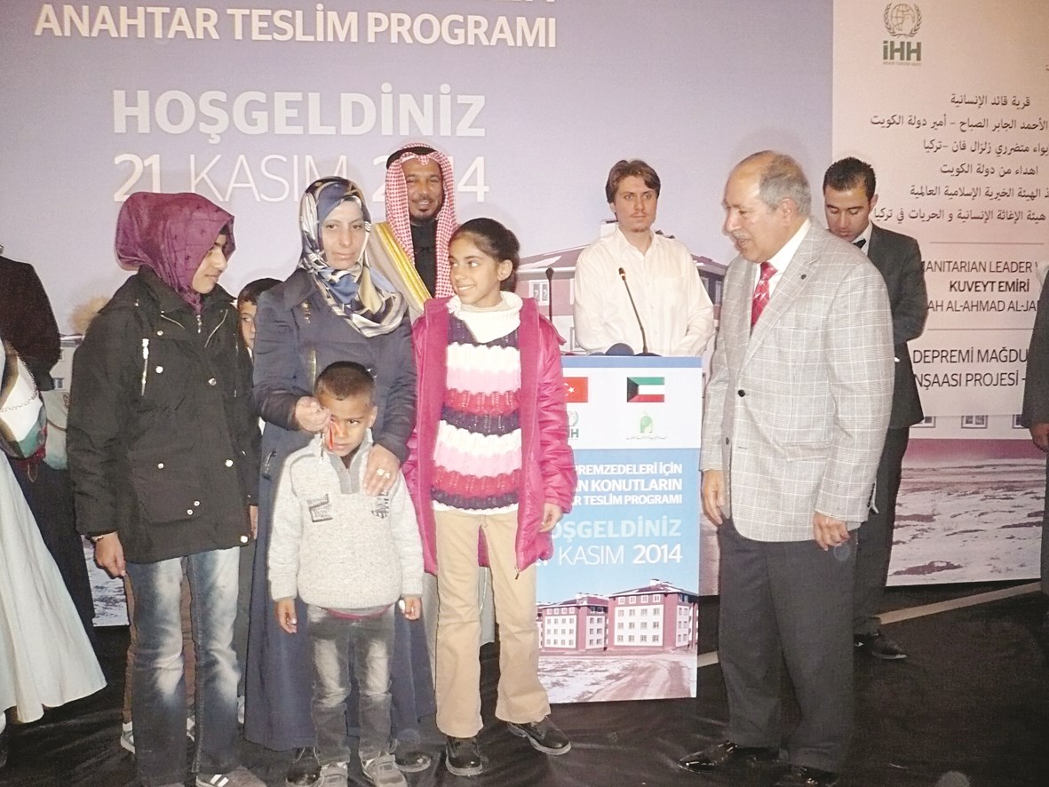 المعتوق متوسطاً بعض حضور الاحتفال